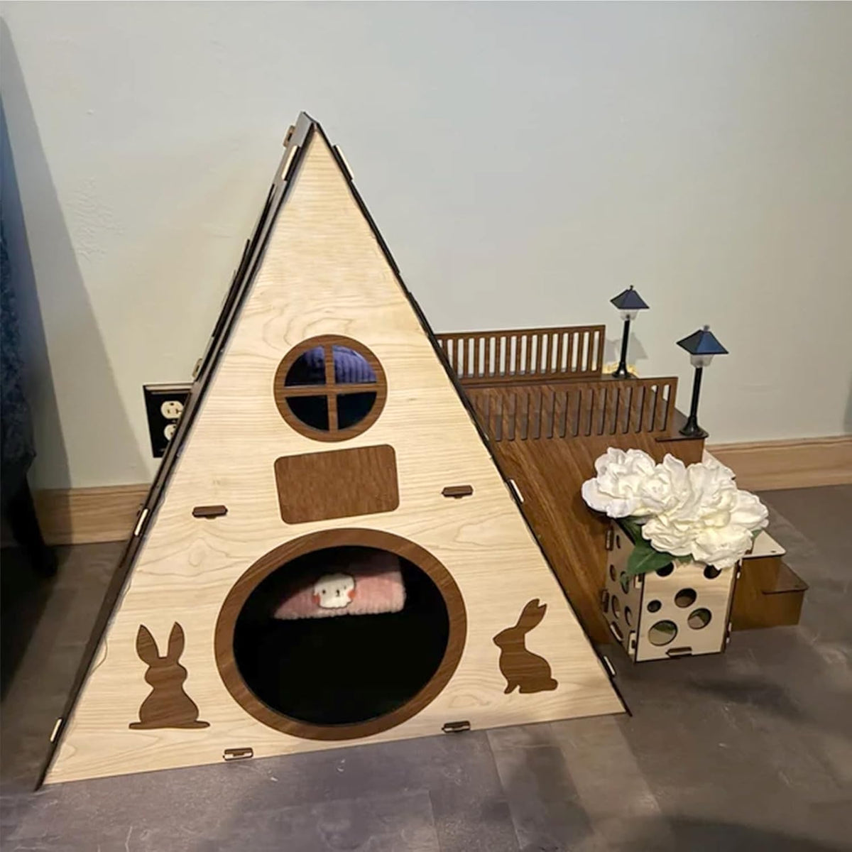 Large Modern Wooden Rabbit Castle House Hutch - Bunny Hideout Indoor Habitats - Pet 2-Story Home Furniture（Excluding Street Lights）